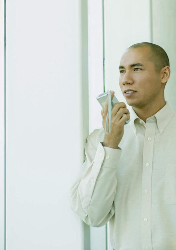 西方人,秃头,一个人,商务人士,商务男性,站,说,竖图,室内,白天,正面,衬衫,太阳,窗户,落地窗,欧洲,欧洲人,仅一个男性,仅一个人,握,阴影,套装,光线,影子,拿,拿着,玻璃窗,仅一个年轻男性,阳光,站着,握着,录音机,商务装,工薪阶层,交流,男人,男性,年轻男性,白种人,白领,上班族,沟通,讲话,交谈,说话,谈话,站立,半身,彩图,衬衣,秃顶