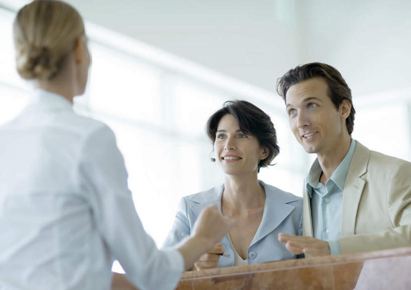 西方人,背部,两个人,夫妻,坐,抱,笑,说,微笑,露齿笑,横图,室内,白天,正面,仰视,爱情,太阳,桌子,欧洲,欧洲人,握,写,写字,阴影,光线,笔,影子,办公桌,屋顶,浪漫,拿,顶棚,拿着,注视,阳光,低头,观察,看,恩爱,握着,恋人,抱着,观看,察看,搂着,关注,交流,男人,男性,年轻女性,女人,女性,中年男性,中年女性,白种人,情侣,沟通,讲话,交谈,搂,搂抱,说话,抬头,谈话,相抱,仰头,坐着,半身,彩图,低角度拍摄,伴侣