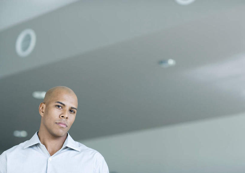 西方人,秃头,一个人,商务人士,商务男性,站,横图,室外,白天,正面,衬衫,太阳,欧洲,非洲,黑人,欧洲人,仅一个男性,仅一个人,阴影,套装,朦胧,模糊,光线,影子,墙,屋顶,顶棚,注视,墙壁,墙面,仅一个年轻男性,阳光,观察,看,站着,观看,察看,关注,商务装,工薪阶层,男人,男性,年轻男性,非洲人,白领,上班族,站立,半身,彩图,衬衣,秃顶