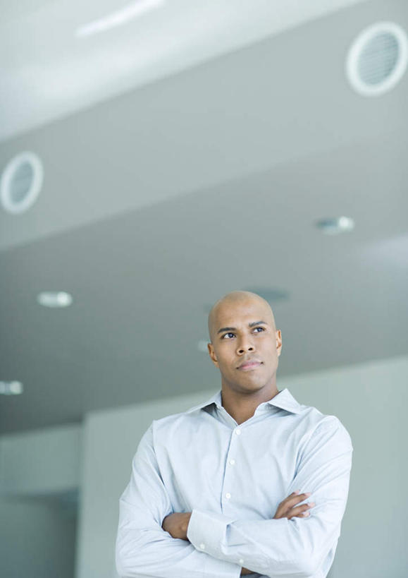 西方人,秃头,一个人,商务人士,商务男性,站,双手交叉,竖图,室外,白天,正面,衬衫,太阳,欧洲,非洲,黑人,欧洲人,仅一个男性,仅一个人,阴影,套装,朦胧,模糊,光线,影子,墙,屋顶,顶棚,注视,墙壁,墙面,仅一个年轻男性,阳光,观察,看,站着,观看,察看,双手抱胸,关注,商务装,工薪阶层,男人,男性,年轻男性,非洲人,白领,上班族,站立,半身,彩图,衬衣,秃顶