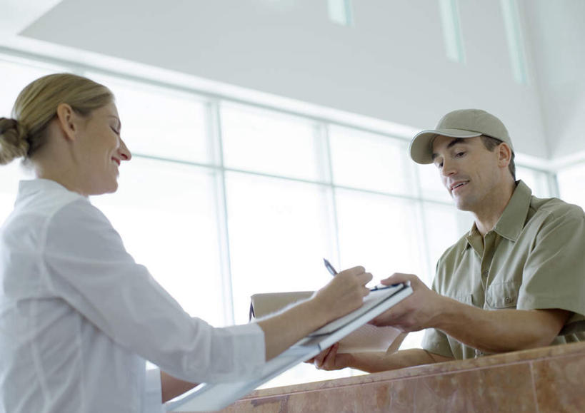 西方人,两个人,笑,微笑,横图,室外,白天,正面,工作服,凉鞋,制服,签字,太阳,窗户,落地窗,帽子,欧洲,欧洲人,握,写,写字,阴影,光线,笔,影子,拿,拿着,运动帽,玻璃窗,阳光,快递员,鸭舌帽,握着,单据,快递,速递,工作制服,男人,男性,年轻男性,年轻女性,女人,女性,白种人,半身,彩图,工作套服