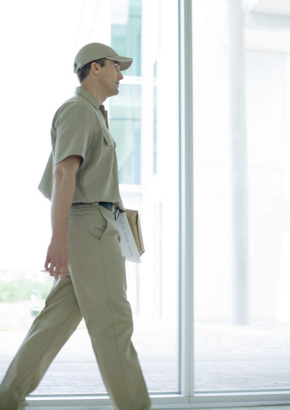 西方人,一个人,走,竖图,室外,白天,侧面,工作服,制服,太阳,窗户,落地窗,帽子,欧洲,欧洲人,仅一个男性,仅一个人,阴影,光线,影子,运动帽,玻璃窗,仅一个年轻男性,阳光,快递员,鸭舌帽,快递,速递,工作制服,男人,男性,年轻男性,白种人,步行,走路,半身,彩图,工作套服