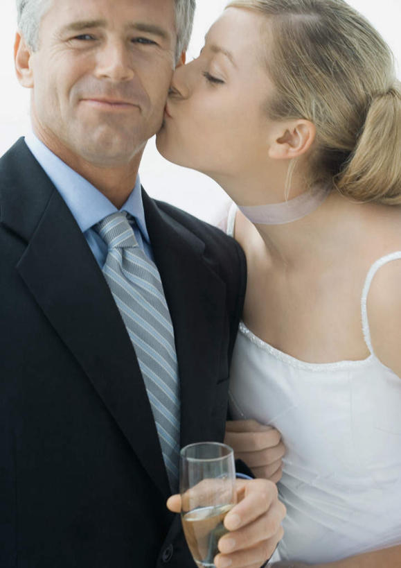 西方人,两个人,父亲,女儿,新娘,站,笑,吻,微笑,竖图,室外,白天,正面,婚纱,衬衫,西装,婚礼,快乐,太阳,杯子,欧洲,欧洲人,握,阴影,套装,正装,庆祝,光线,高脚杯,影子,领带,红酒杯,结婚,拿,拿着,玻璃制品,阳光,酒杯,站着,喜庆,父女,父爱,握着,纪念,男人,男性,年轻女性,女人,女性,中年男性,白种人,玻璃杯,亲,亲吻,站立,半身,彩图,衬衣,婚礼服,礼服,高兴