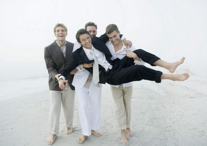 西方人,四个人,新郎,伙伴,朋友,抱,横图,室外,白天,正面,衬衫,西装,婚礼,快乐,友谊,沙滩,欧洲,欧洲人,抬,套装,正装,庆祝,沙子,海岸,领带,沙地,结婚,蓝色,蓝天,天空,天,喜庆,赤脚,晴朗,抱着,纪念,搂着,抬着,万里无云,友情,男人,男性,年轻男性,白种人,海滩,晴空,晴空万里,怀抱,搂,搂抱,相抱,拥抱,彩图,全身,衬衣,婚礼服,礼服,高兴