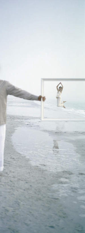 西方人,两个人,站,跳,竖图,室外,白天,正面,海浪,海洋,沙滩,欧洲,欧洲人,握,木框,沙子,海岸,浪花,水平线,辽阔,海平线,沙地,半空,拿,拿着,休闲装,蓝色,蓝天,天空,海水,天,站着,休闲,广阔,休闲服,握着,晴朗,一望无际,海景,万里无云,无边无际,一马平川,男人,男性,年轻男性,年轻女性,女人,女性,白种人,大海,风浪,海,海水的波动,海滩,近岸浪,涌浪,晴空,晴空万里,跳跃,站立,半身,彩图,水天相接,水天一线