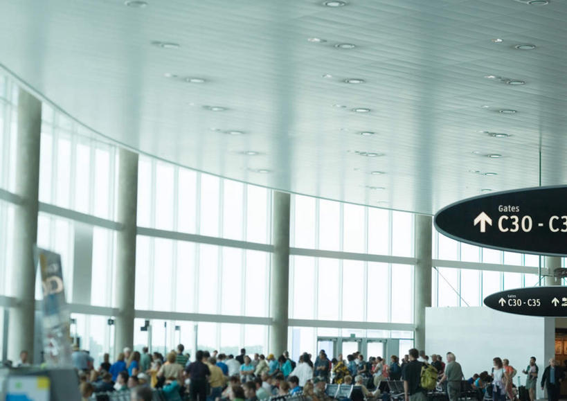 西方人,机场,横图,室内,白天,正面,旅游,度假,窗户,落地窗,飞机场,指示牌,欧洲,欧洲人,标志,文字,屋顶,灯光,交通,许多人,顶棚,娱乐,标识,候机厅,顶灯,玻璃窗,灯,灯具,一群人,享受,休闲,运输,照明设备,候机室,候机楼,待机室,老年男性,老年女性,男人,男性,年轻男性,年轻女性,女人,中年男性,中年女性,白种人,航空站,空港,半身,彩图