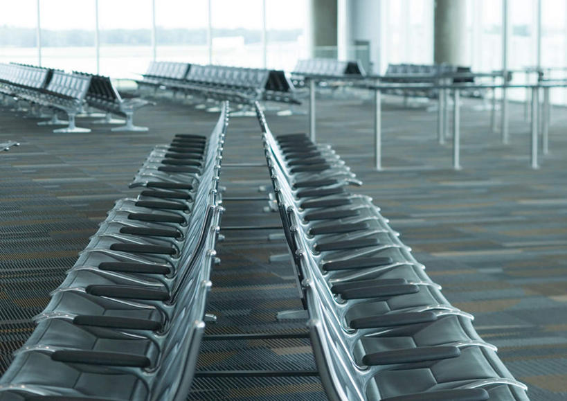 无人,机场,横图,俯视,室内,白天,旅游,度假,窗户,地板,落地窗,飞机场,椅子,一排,阴影,朦胧,模糊,整齐,光线,影子,地面,交通,娱乐,玻璃窗,排列,阳光,享受,休闲,运输,队列,候机室,候机楼,排椅,航空站,空港,彩图,高角度拍摄