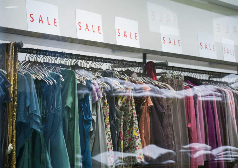 无人,商店,横图,室内,白天,正面,消费,超市,指示牌,衣架,一排,许多,大量,悬挂,阴影,整齐,光线,标志,商品,文字,影子,字母,墙,挂,标识,塑料袋,货物,墙壁,墙面,排列,衣服,阳光,金融,百货,英文字母,队列,贸易,百货公司,货物架,挂衣架,彩图,购物商场,购物中心,商业中心