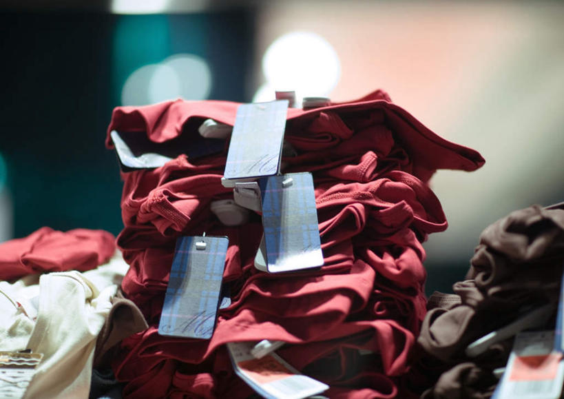 无人,商店,横图,室内,白天,正面,购物,消费,超市,指示牌,一堆,许多,大量,堆叠,堆积,服装,朦胧,模糊,标牌,标志,商标,文字,灯光,标识,灯,衣服,金融,百货,堆,照明设备,服装店,促销,选购,贸易,百货公司,服饰店,血拼,彩图,购物商场,购物中心,商业中心