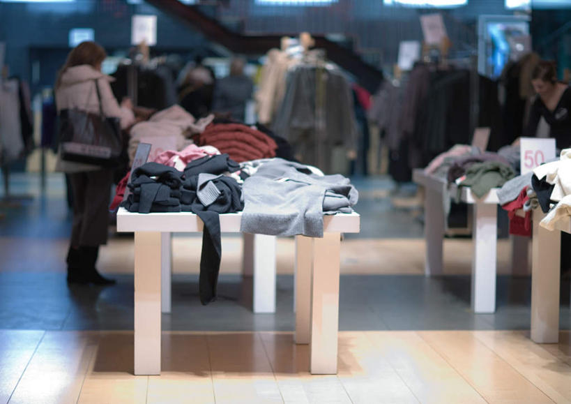 西方人,背,一个人,商店,站,横图,室内,白天,正面,购物,消费,地板,桌子,超市,欧洲,欧洲人,仅一个女性,仅一个人,一堆,阴影,堆叠,堆积,服装,反射,包,皮包,影子,灯光,地面,木地板,灯,衣服,背着,站着,仅一个中年女性,金融,百货,堆,单肩包,照明设备,服装店,促销,选购,贸易,百货公司,服饰店,血拼,女人,女性,中年女性,白种人,站立,彩图,全身,购物商场,购物中心,商业中心