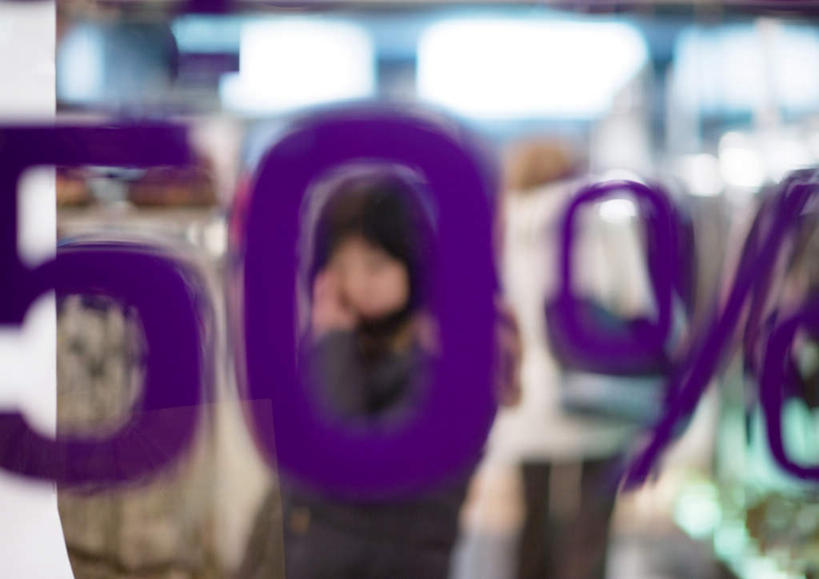 西方人,一个人,商店,站,摸,横图,室内,白天,正面,购物,消费,窗户,落地窗,超市,橱窗,欧洲,欧洲人,仅一个年轻女性,仅一个女性,仅一个人,抚摸,朦胧,模糊,标志,文字,字符,字母,灯光,标识,顶灯,玻璃窗,灯,灯具,站着,金融,百货,照明设备,服装店,促销,选购,贸易,百货公司,服饰店,血拼,年轻女性,女人,女性,白种人,触摸,接触,半身,彩图,购物商场,购物中心,商业中心