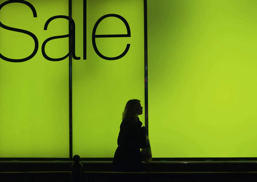 西方人,一个人,商店,走,横图,室内,白天,正面,购物,消费,窗户,落地窗,超市,橱窗,欧洲,欧洲人,仅一个年轻女性,仅一个女性,仅一个人,阴影,反射,标志,文字,影子,字符,字母,灯光,标识,玻璃窗,灯,金融,百货,英文字母,服装店,促销,选购,贸易,百货公司,服饰店,血拼,年轻女性,女人,女性,白种人,步行,散步,走路,半身,彩图,购物商场,购物中心,商业中心