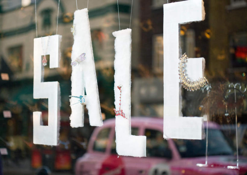 无人,商店,横图,室外,白天,正面,消费,窗户,落地窗,超市,橱窗,圣诞节,悬挂,节日,庆祝,英文,标志,商品,文字,字符,字母,灯光,挂,文化,标识,货物,玻璃窗,灯,白色,装饰物,庆典,金融,百货,纪念,英文字母,照明设备,促销,贸易,百货公司,彩图,购物商场,购物中心,商业中心