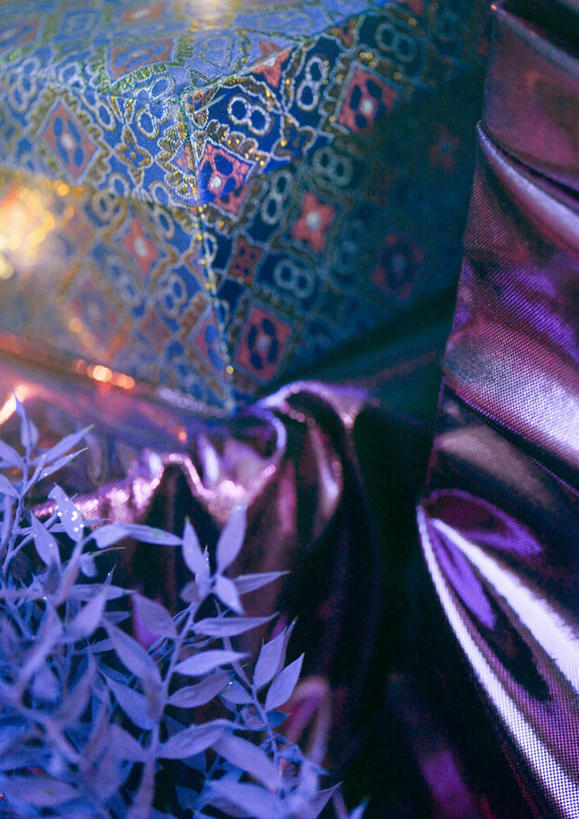 无人,竖图,俯视,室内,白天,窗户,落地窗,橱窗,礼盒,礼物,圣诞节,节日,庆祝,装饰,纺织物,纸盒,绸缎,文化,玻璃窗,盒子,装饰品,紫色,包装盒,装饰物,礼品盒,庆典,礼品,纪念,彩图,高角度拍摄