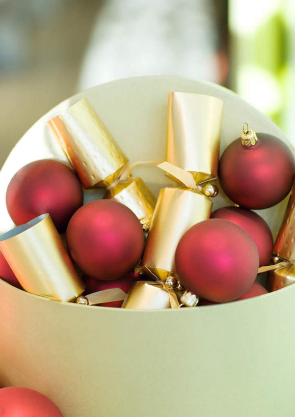 无人,竖图,室内,特写,白天,正面,静物,圣诞节,节日,朦胧,模糊,庆祝,装饰,圣诞球,文化,彩球,球,装饰品,红色,装饰物,四个,庆典,球体,金色,金黄色,纪念,爆竹,彩图