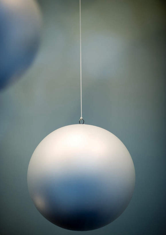 无人,竖图,室内,特写,白天,正面,静物,圣诞节,悬挂,阴影,节日,朦胧,模糊,庆祝,装饰,反射,光线,影子,圣诞球,挂,文化,彩球,球,装饰品,两个,装饰物,庆典,球体,纪念,彩图