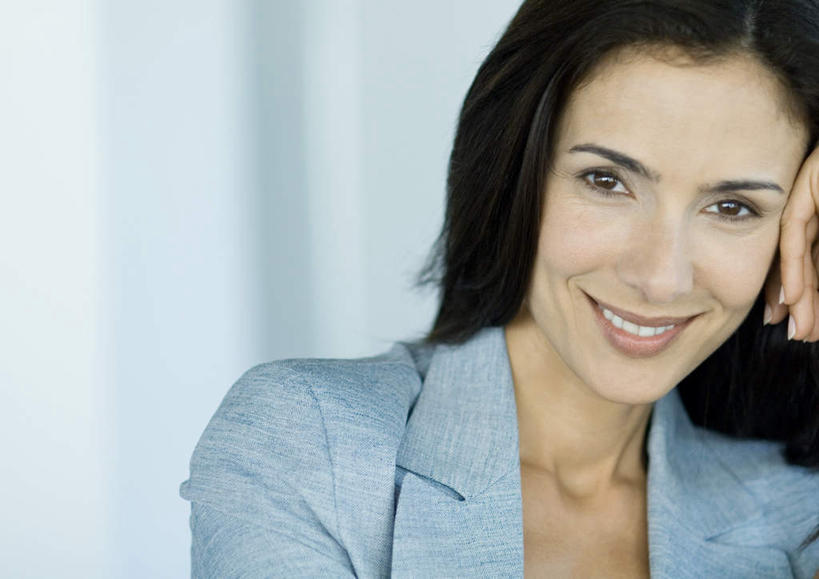 西方人,一个人,同事,商务人士,商务女性,办公室,笑,微笑,露齿笑,横图,室内,特写,白天,正面,衬衫,成功,合作,团队,集体,信心,太阳,家具,欧洲,欧洲人,仅一个年轻女性,仅一个女性,仅一个人,撑,阴影,套装,朦胧,模糊,光线,影子,托头,队伍,阳光,托,领导,成就,商务装,合伙,领袖,工薪阶层,办公家具,年轻女性,女人,女性,白种人,白领,上班族,半身,彩图,衬衣