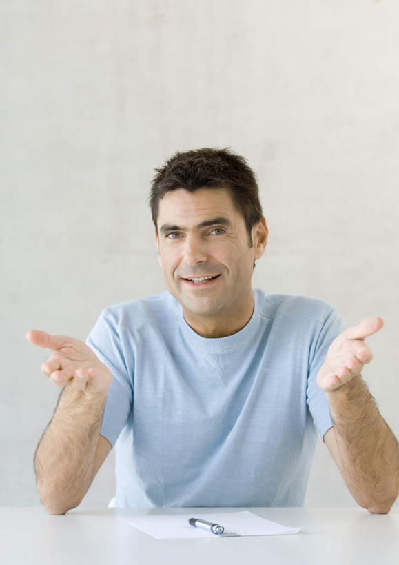 西方人,一个人,坐,笑,微笑,露齿笑,竖图,室内,白天,正面,T恤衫,太阳,欧洲,欧洲人,仅一个男性,仅一个人,阴影,光线,笔,材料,档案,文件,影子,纸,T恤,休闲装,仅一个年轻男性,阳光,资料,双手摊开,休闲,休闲服,文档,男人,男性,年轻男性,白种人,坐着,半身,彩图