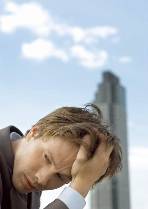 西方人,脸,头,脸颊,一个人,商务人士,商务男性,高楼大厦,竖图,室外,特写,白天,正面,衬衫,美景,城市,大厦,建筑,摩天大楼,欧洲,欧洲人,仅一个男性,仅一个人,套装,景观,云,云朵,云彩,建设,仅一个年轻男性,蓝色,白云,蓝天,天空,天,低头,疲倦,景色,晴朗,疲劳,疲惫,失落,手抱头,商务装,工薪阶层,疲乏,男人,男性,年轻男性,白种人,头部,脸部,脸蛋,面部,白领,上班族,晴空,半身,彩图,衬衣,大楼,高层建筑,高楼,摩天楼