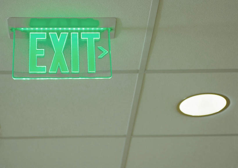 无人,办公室,横图,室内,白天,仰视,太阳,家具,装修,建筑,欧式,阴影,装饰,光线,标志,文字,影子,字符,字母,房屋,墙,屋顶,屋子,灯光,顶棚,标识,建设,现代,装潢,洋房,顶灯,墙壁,墙面,安全门,灯,阳光,灯具,室内装潢,明亮,舒适,家居装潢,照明设备,房屋设计,地中海风格,简约风格,室内设计,宽敞,办公家具,样板房装潢,设计,彩图,低角度拍摄,房子