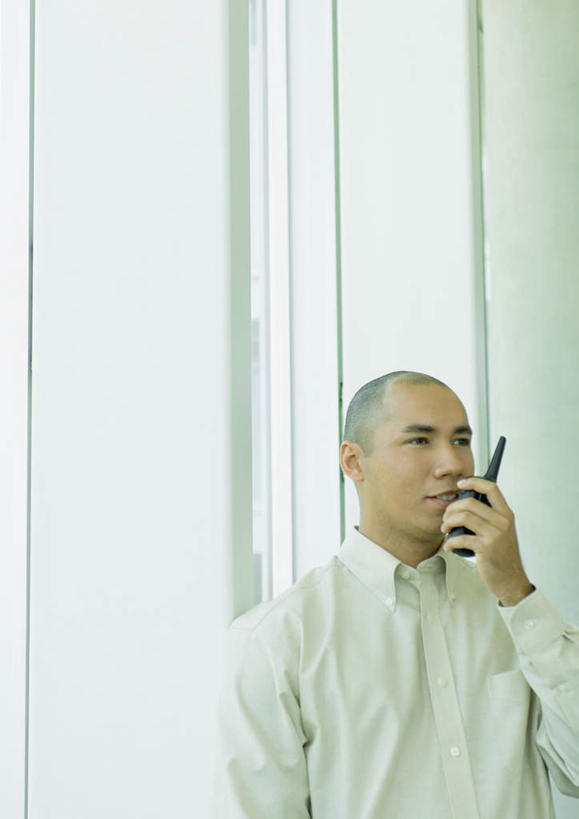 西方人,一个人,商务人士,商务男性,站,说,竖图,室内,白天,正面,衬衫,太阳,窗户,落地窗,欧洲,欧洲人,仅一个男性,仅一个人,握,阴影,套装,朦胧,模糊,光线,影子,拿,拿着,玻璃窗,仅一个年轻男性,阳光,站着,握着,录音笔,商务装,工薪阶层,交流,男人,男性,年轻男性,白种人,白领,上班族,沟通,讲话,交谈,说话,谈话,站立,半身,彩图,衬衣