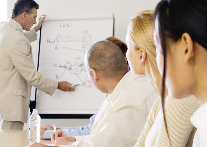 东方人,西方人,四个人,同事,商务人士,商务男性,商务女性,办公室,站,坐,说,横图,室内,白天,正面,衬衫,成功,合作,团队,集体,信心,太阳,家具,桌子,欧洲,欧洲人,亚洲,写字,阴影,套装,朦胧,模糊,光线,影子,办公桌,墙,黄种人,队伍,墙壁,墙面,排列,阳光,白板,瓶子,记录,站着,白板笔,领导,倾听,成就,队列,商务装,记录板,合伙,领袖,工薪阶层,记事板,办公家具,交流,男人,男性,年轻男性,年轻女性,女人,女性,中年男性,白种人,亚洲人,白领,上班族,沟通,讲话,交谈,说话,谈话,站立,坐着,半身,彩图,衬衣