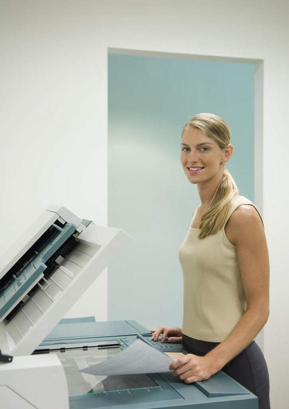 西方人,一个人,商务人士,商务女性,办公室,站,笑,微笑,露齿笑,竖图,室内,白天,侧面,门,欧洲,欧洲人,仅一个年轻女性,仅一个女性,仅一个人,握,套装,材料,档案,文件,墙,拿,拿着,注视,墙壁,墙面,资料,门框,看,站着,握着,复印机,关注,文档,商务装,工薪阶层,年轻女性,女人,女性,白种人,白领,上班族,站立,半身,彩图