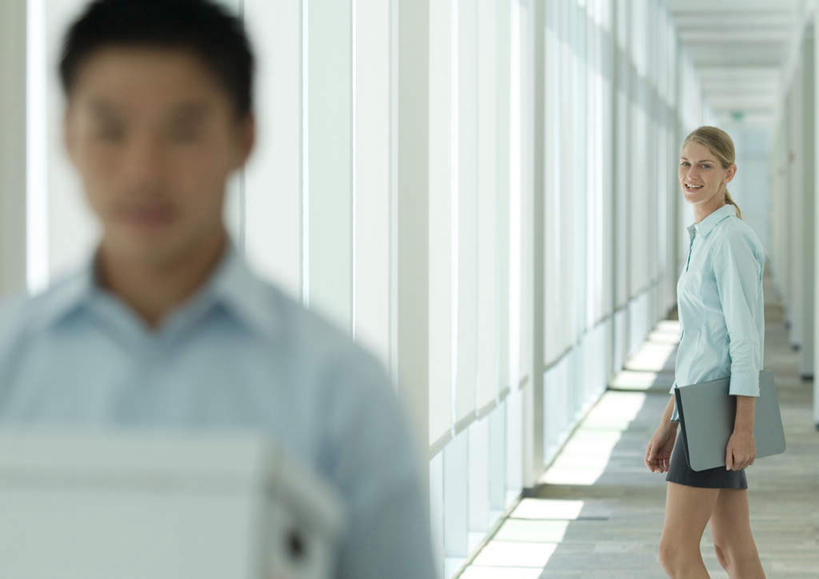 西方人,两个人,同事,商务人士,商务男性,商务女性,走,抱,横图,室内,白天,侧面,衬衫,成功,合作,团队,集体,信心,太阳,窗户,落地窗,欧洲,欧洲人,阴影,套装,朦胧,模糊,光线,材料,档案,文件,影子,走廊,扭头,队伍,玻璃窗,阳光,资料,转身,抱着,领导,搂着,成就,文档,商务装,合伙,领袖,工薪阶层,男人,男性,年轻男性,年轻女性,女人,女性,白种人,白领,上班族,步行,搂,走路,半身,彩图,衬衣