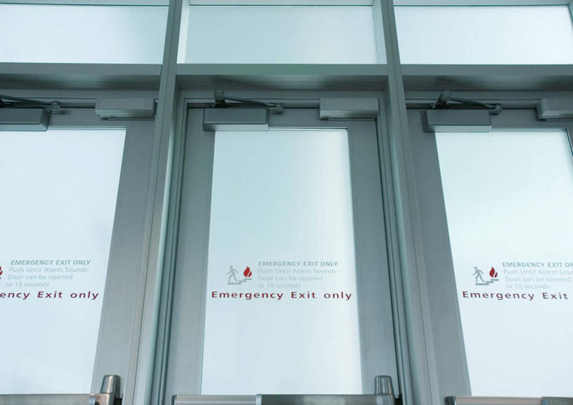 无人,机场,横图,室内,白天,仰视,窗户,落地窗,门,飞机场,标志,文字,字符,字母,标识,候机厅,玻璃窗,门框,候机室,航空站,空港,彩图,低角度拍摄