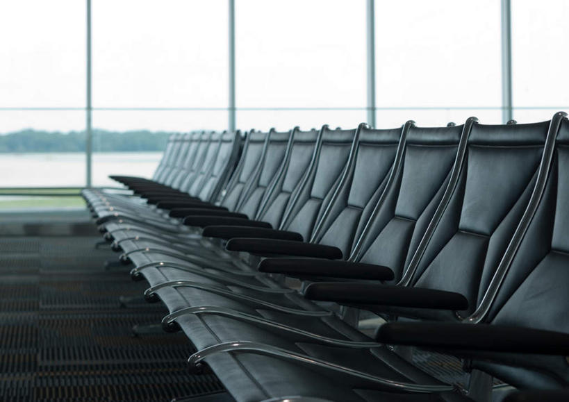 无人,机场,横图,室内,白天,正面,太阳,窗户,落地窗,飞机场,椅子,一排,许多,大量,阴影,朦胧,模糊,整齐,光线,扶手,影子,候机厅,玻璃窗,排列,阳光,队列,候机室,排椅,航空站,空港,彩图