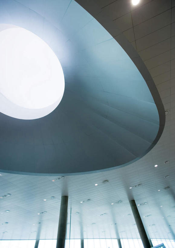 无人,机场,竖图,室内,白天,仰视,太阳,飞机场,阴影,光线,影子,圆柱,柱子,屋顶,灯光,顶棚,候机厅,顶灯,灯,阳光,灯具,照明设备,候机室,航空站,空港,彩图,低角度拍摄