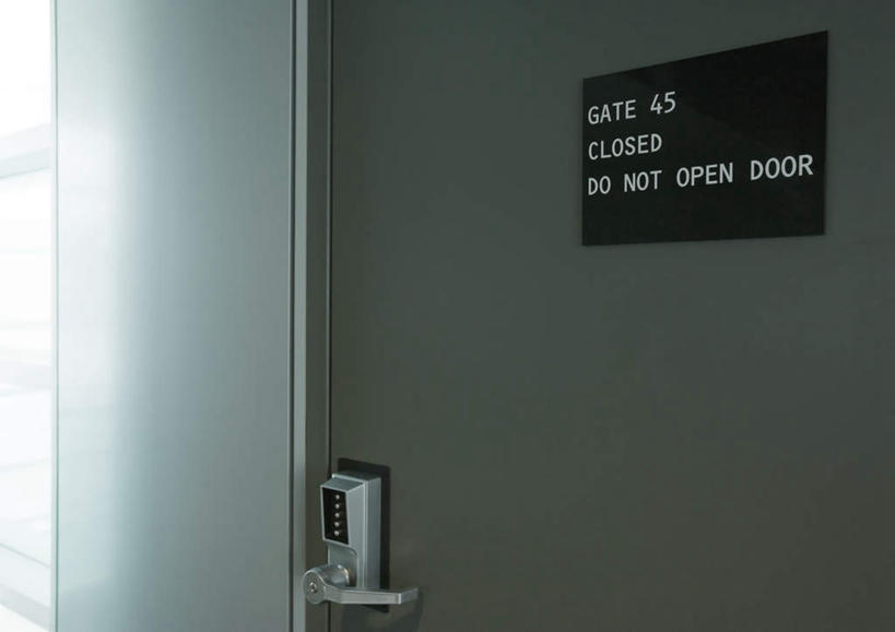 无人,机场,横图,室内,白天,正面,太阳,门,飞机场,阴影,光线,标志,文字,影子,字符,字母,标识,候机厅,阳光,门把手,门框,英文字母,候机室,门禁,航空站,空港,彩图