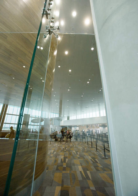 无人,机场,竖图,室内,白天,仰视,窗户,地板,落地窗,飞机场,圆柱,柱子,屋顶,灯光,地面,顶棚,候机厅,吊灯,玻璃窗,灯,灯具,照明设备,候机室,玻璃幕墙,航空站,空港,彩图,低角度拍摄