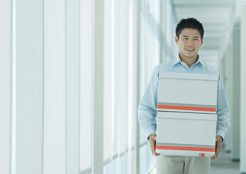 西方人,一个人,商务人士,商务男性,站,笑,微笑,露齿笑,横图,室内,白天,正面,衬衫,太阳,窗户,落地窗,欧洲,欧洲人,仅一个男性,仅一个人,抬,阴影,堆叠,套装,光线,影子,纸箱,走廊,玻璃窗,仅一个年轻男性,阳光,箱子,站着,抬起,堆,商务装,工薪阶层,包装箱,男人,男性,年轻男性,白种人,白领,上班族,站立,半身,彩图,衬衣