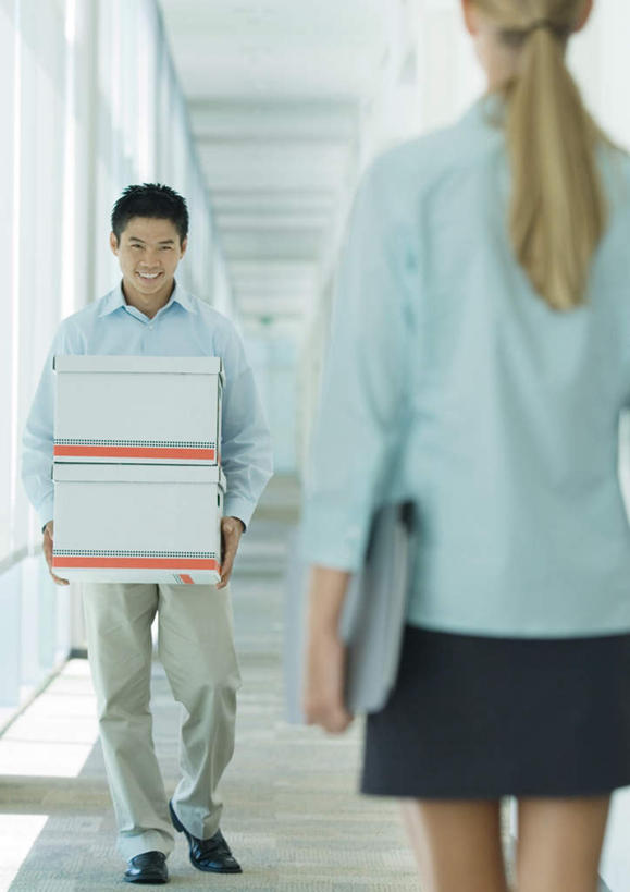 西方人,背部,两个人,同事,商务人士,商务男性,商务女性,站,走,笑,微笑,露齿笑,竖图,室内,白天,正面,衬衫,成功,合作,团队,集体,信心,太阳,窗户,落地窗,欧洲,欧洲人,抬,握,阴影,堆叠,套装,朦胧,模糊,光线,材料,档案,文件,影子,纸箱,文件夹,拿,拿着,扭头,队伍,玻璃窗,阳光,资料,站着,握着,抬起,堆,领导,成就,文档,商务装,合伙,领袖,工薪阶层,包装箱,男人,男性,年轻男性,年轻女性,女人,女性,白种人,白领,上班族,步行,站立,走路,半身,彩图,衬衣