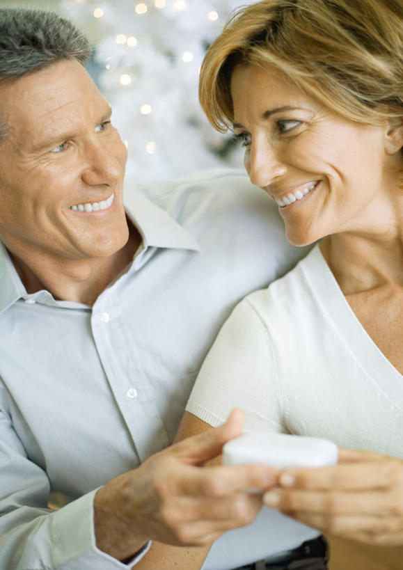 西方人,两个人,家庭,笑,微笑,露齿笑,竖图,室内,白天,正面,爱情,礼盒,礼物,欧洲,圣诞节,欧洲人,握,节日,庆祝,纸盒,浪漫,拿,拿着,文化,首饰盒,相视,盒子,包装盒,礼品盒,庆典,温暖,温馨,面对面,恩爱,握着,恋人,礼品,赠送,纪念,对视,和睦,相对,相看,男人,男性,女人,女性,中年男性,中年女性,白种人,情侣,半身,彩图,伴侣,融洽