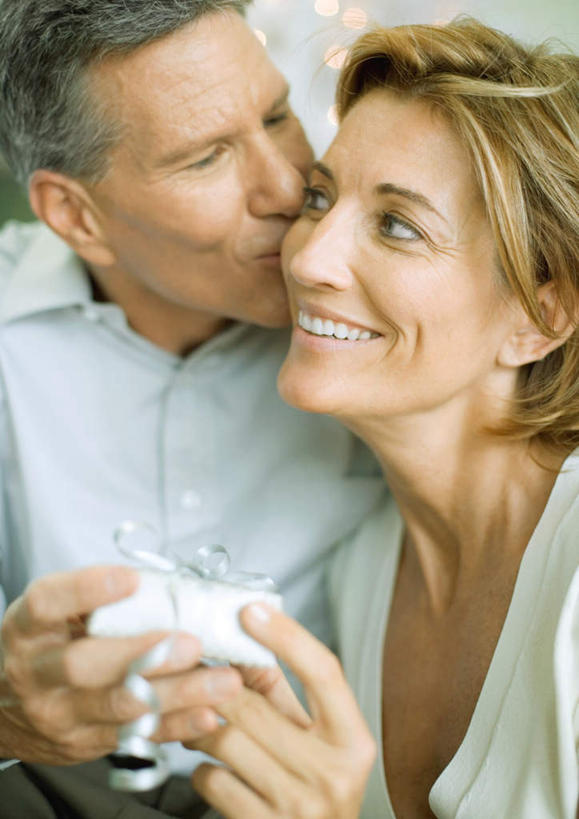 西方人,两个人,家庭,闭眼,笑,吻,微笑,露齿笑,竖图,室内,白天,正面,爱情,礼盒,礼物,欧洲,圣诞节,欧洲人,握,节日,庆祝,纸盒,浪漫,拿,拿着,文化,首饰盒,盒子,包装盒,礼品盒,庆典,温暖,温馨,恩爱,握着,恋人,礼品,赠送,纪念,和睦,男人,男性,女人,女性,中年男性,中年女性,白种人,情侣,闭眼睛,闭着眼,闭着眼睛,亲,亲吻,半身,彩图,伴侣,融洽