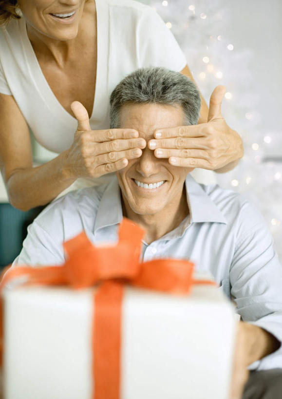 西方人,两个人,家庭,笑,摸,微笑,露齿笑,竖图,室内,白天,正面,爱情,礼盒,礼物,欧洲,欧洲人,抚摸,握,节日,庆祝,纸盒,绸缎,带子,浪漫,拿,拿着,文化,盒子,包装盒,红绸带,礼品盒,庆典,温暖,温馨,恩爱,握着,遮,恋人,礼品,赠送,纪念,和睦,遮挡,遮盖,遮蔽,男人,男性,女人,女性,中年男性,中年女性,白种人,情侣,触摸,接触,半身,彩图,伴侣,融洽,捂着