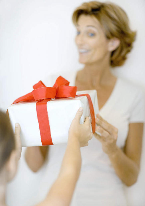 西方人,儿童,背部,两个人,母亲,女儿,举,捧,笑,微笑,露齿笑,竖图,室内,白天,白色背景,正面,礼盒,礼物,欧洲,圣诞节,欧洲人,节日,庆祝,纸盒,绸缎,带子,注视,文化,盒子,小孩,包装盒,红绸带,礼品盒,观察,看,托,庆典,母女,母爱,摄影,礼品,影棚,观看,赠送,纪念,察看,关注,女孩,女人,女性,中年女性,白种人,孩子,端,端着,举起,举手,举着,捧着,手捧,向上举,向上伸,向上托,半身,彩图,影棚拍摄,拍摄,女生