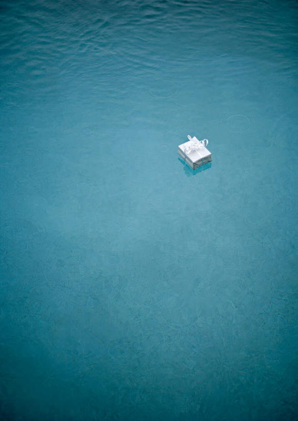 无人,游泳池,竖图,俯视,室内,白天,水,太阳,礼盒,礼物,圣诞节,阴影,节日,漂浮,庆祝,光线,液体,影子,纸盒,水池,水滴,水面,文化,泳池,盒子,一个,白色,阳光,包装盒,礼品盒,庆典,礼品,单个,纪念,游泳馆,漂,彩图,高角度拍摄