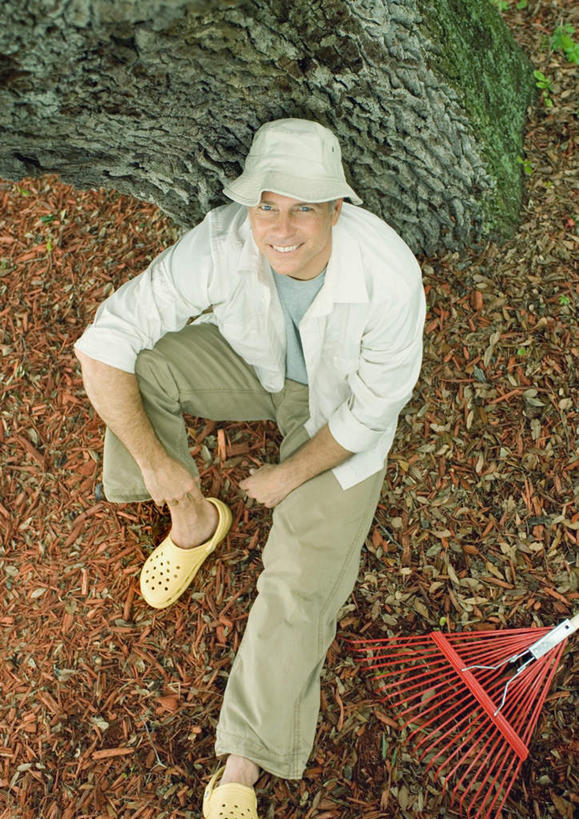 西方人,一个人,坐,竖图,俯视,室外,白天,植物,帽子,欧洲,欧洲人,仅一个男性,仅一个人,枯萎,扫帚,园艺,枯草,注视,草,树,树木,黄色,绿色,自然,遮阳帽,看,仅一个老年男性,生长,成长,关注,老年男性,男人,男性,白种人,园丁,抬头,仰头,坐着,彩图,高角度拍摄,全身