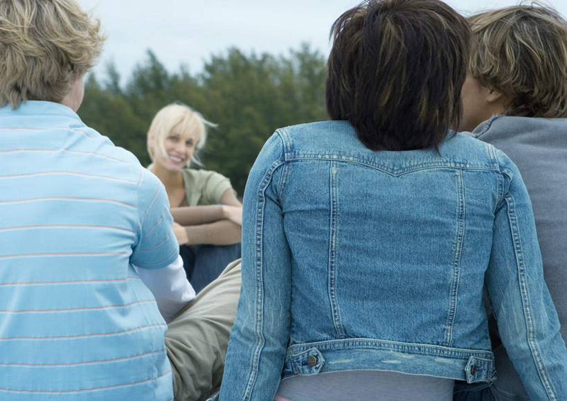 西方人,背部,伙伴,朋友,坐,笑,双手交叉,微笑,露齿笑,横图,室外,白天,正面,旅游,度假,游戏,友谊,树林,植物,欧洲,欧洲人,服装,许多人,玩,休闲装,娱乐,树,树木,衣服,蓝色,绿色,蓝天,天空,自然,天,一群人,享受,休闲,休闲服,放松,服饰,生长,成长,活动,双手抱胸,发泄,消遣,户外运动,刮风,宣泄,友情,男人,男性,年轻男性,年轻女性,女人,女性,白种人,玩耍,嬉戏,坐着,半身,彩图