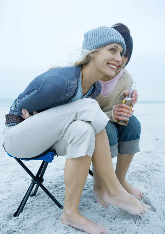 两个人,伙伴,朋友,笑,微笑,露齿笑,竖图,室外,白天,正面,旅游,度假,游戏,友谊,沙滩,帽子,椅子,弯腰,握,短裤,服装,海岸,沙,沙地,拿,玩,拿着,休闲装,娱乐,玻璃制品,衣服,蓝色,蓝天,天空,玻璃瓶,瓶子,天,享受,休闲,赤脚,休闲服,放松,握着,服饰,晴朗,活动,鞠躬,子,发泄,消遣,户外运动,万里无云,无边帽,宣泄,弯身,友情,年轻女性,女人,女性,海滩,晴空,晴空万里,玩耍,嬉戏,彩图,全身