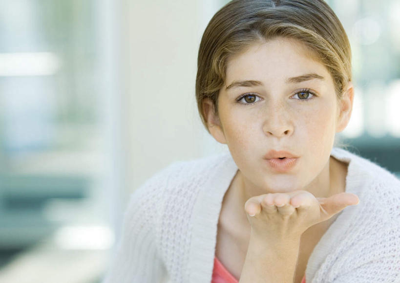 西方人,儿童,脸,头,脸颊,脖子,一个人,横图,室内,特写,白天,正面,纯洁,太阳,欧洲,欧洲人,仅一个女性,仅一个人,阴影,服装,朦胧,模糊,光线,影子,墙,注视,休闲装,墙壁,墙面,小孩,衣服,阳光,吹,嘟嘴,观察,看,仅一个小孩,休闲,休闲服,撅嘴,可爱,童年,童趣,服饰,观看,察看,吹风,关注,童真,烂漫,无邪,天真,女孩,女人,女性,白种人,孩子,头部,脖,颈,颈部,脸部,脸蛋,面部,半身,彩图,女生