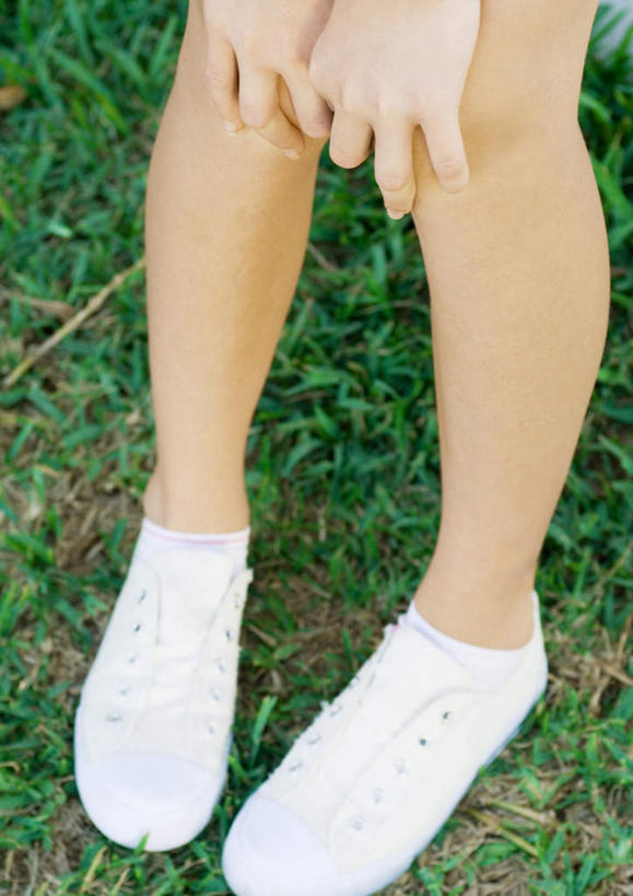 西方人,儿童,手,腿部,腿,一个人,坐,竖图,俯视,室外,白天,鞋,纯洁,草地,草坪,太阳,植物,欧洲,欧洲人,仅一个女性,仅一个人,一双,阴影,服装,朦胧,模糊,光线,影子,休闲装,草,小孩,衣服,绿色,白色,阳光,仅一个小孩,休闲,手部,休闲服,可爱,童年,童趣,服饰,抱膝,童真,烂漫,无邪,天真,女孩,女人,女性,白种人,孩子,屈膝,坐着,半身,彩图,高角度拍摄,女生