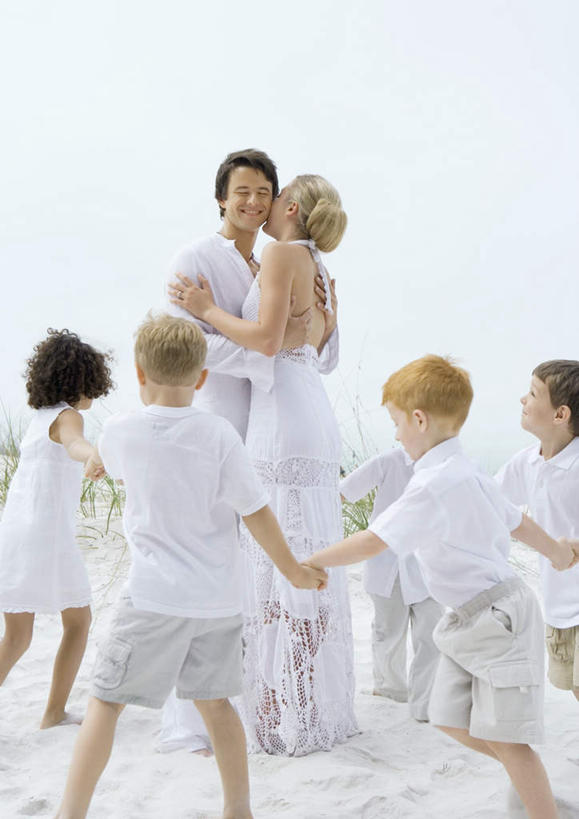 西方人,儿童,新娘,新郎,站,跑,握手,抱,笑,吻,微笑,露齿笑,竖图,室外,白天,正面,婚纱,爱情,婚礼,锻炼,游戏,快乐,纯洁,运动,沙滩,欧洲,欧洲人,庆祝,沙子,海岸,沙地,许多人,结婚,浪漫,玩,娱乐,小孩,蓝色,蓝天,天空,天,站着,休闲,温暖,温馨,喜庆,恩爱,可爱,童年,童趣,恋人,晴朗,抱着,活动,纪念,和睦,搂着,发泄,消遣,智力,童真,烂漫,无邪,万里无云,宣泄,体育,天真,男孩,男人,男性,年轻男性,年轻女性,女孩,女人,女性,白种人,孩子,情侣,海滩,晴空,晴空万里,搀手,怀抱,拉手,搂,搂抱,跑步,亲,亲吻,手拉手,手握手,玩耍,嬉戏,相抱,拥抱,站立,彩图,全身,婚礼服,礼服,健身,高兴,伴侣,融洽,男生,女生