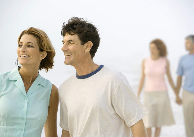 西方人,四个人,伙伴,朋友,走,握手,笑,说,微笑,露齿笑,横图,室外,白天,正面,T恤衫,爱情,旅游,度假,讨论,友谊,海浪,海洋,沙滩,太阳,欧洲,欧洲人,阴影,服装,朦胧,模糊,光线,沙子,影子,海岸,浪花,水平线,云,云朵,辽阔,海平线,沙地,浪漫,T恤,云彩,扭头,牛仔裤,休闲装,娱乐,衣服,蓝色,白云,蓝天,天空,阳光,海水,天,享受,休闲,广阔,温暖,温馨,休闲服,恩爱,放松,恋人,服饰,晴朗,一望无际,和睦,吹风,户外运动,海景,刮风,无边无际,一马平川,交流,友情,男人,男性,女人,女性,中年男性,中年女性,白种人,情侣,大海,风浪,海,海水的波动,海滩,近岸浪,涌浪,晴空,步行,搀手,沟通,讲话,交谈,拉手,散步,商讨,手拉手,手握手,说话,谈话,走路,半身,彩图,伴侣,融洽,水天相接,水天一线