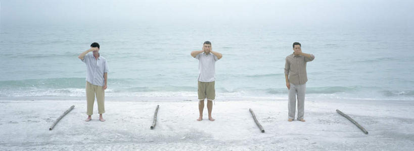 西方人,三个人,伙伴,朋友,站,横图,室外,白天,正面,T恤衫,友谊,海浪,海洋,沙滩,太阳,欧洲,欧洲人,一排,阴影,短裤,服装,整齐,光线,棍子,沙子,影子,海岸,浪花,沙地,T恤,休闲装,排列,衣服,阳光,海水,站着,休闲,赤脚,休闲服,遮,服饰,木棍,遮挡,队列,海景,遮盖,遮蔽,友情,男人,男性,年轻男性,白种人,大海,风浪,海,海水的波动,海滩,近岸浪,涌浪,站立,彩图,全身,捂着