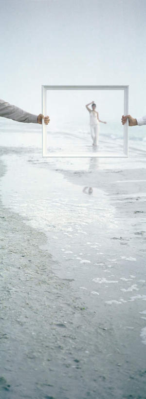 西方人,三个人,站,竖图,室外,白天,正面,海浪,海洋,沙滩,太阳,欧洲,欧洲人,伸展,握,阴影,服装,光线,木框,沙子,影子,海岸,浪花,沙地,拿,拿着,休闲装,框,画框,衣服,阳光,海水,站着,休闲,休闲服,握着,服饰,海景,男人,男性,年轻男性,年轻女性,女人,女性,白种人,大海,风浪,海,海水的波动,海滩,近岸浪,涌浪,站立,彩图,全身