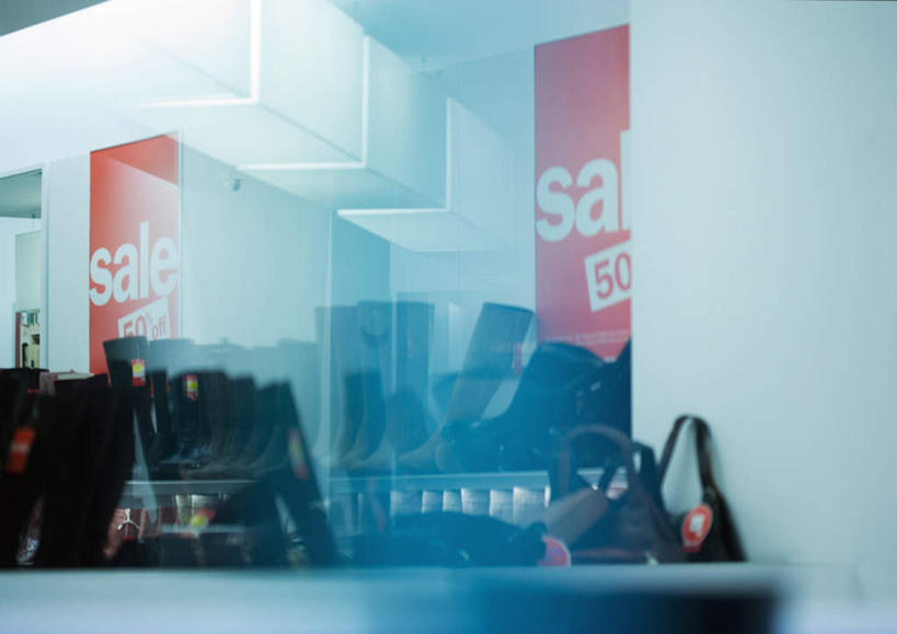 无人,商店,横图,室内,夜晚,正面,购物,消费,窗户,超市,橱窗,照明,许多,大量,阴影,朦胧,模糊,光线,标志,皮包,文字,字符,字母,灯光,标识,玻璃窗,灯,灯具,金融,百货,英文字母,单肩包,照亮,子,镜像,镜面,照明设备,选购,贸易,百货公司,血拼,彩图,店铺,购物商场,购物中心,商业中心,杂货店,杂货铺